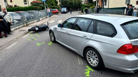 Incidente Stradale Motociclista Ferito Dopo Impatto Con L Auto