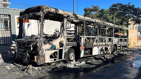 Ônibus é destruído por incêndio em Vespasiano na Grande BH