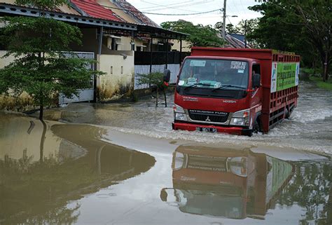 Banjir Rendam Permukiman Warga Di Perumnas Antang Makassar