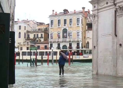 Venezia Acqua Alta In Piazza San Marco Mose Non Attivo TG LA7