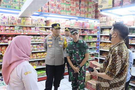 Kapolres Wonogiri Dan Dandim Cek Ketersediaan Bahan Pangan Metro