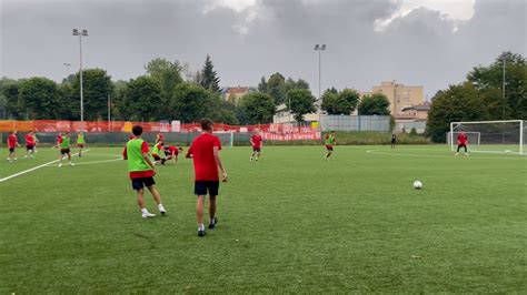 Calcio Varese Al Lavoro Per Il Sfida Alla Caronnese Rete