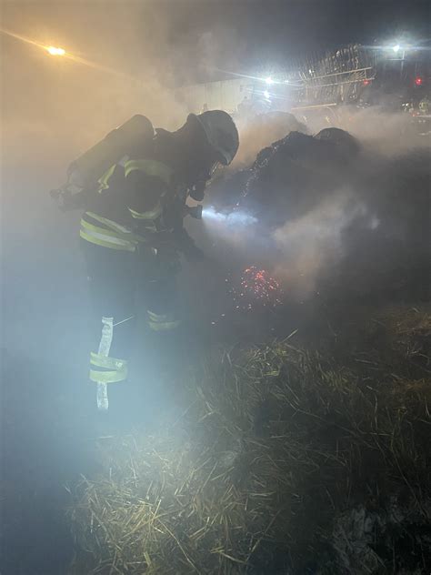 Brennen Strohballen Freiwillige Feuerwehr Niestetal