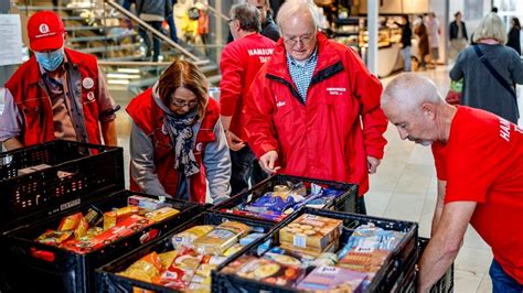 Hamburger spenden wieder in Einkaufszentren für Tafel NDR de