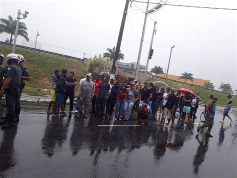 Familiares E Amigos Protestam Contra Morte De Comerciante Em Praia