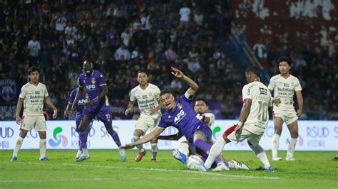 Laga Persik Kediri Vs Bali United Banjir Kartu Kuning Macan Putih