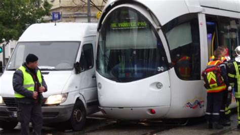 Lyon Une Camionnette Entre En Collision Avec Un Tramway