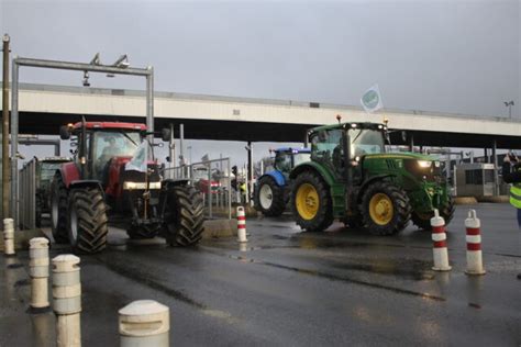 Colère des agriculteurs l axe Rennes Laval coupé à la circulation au