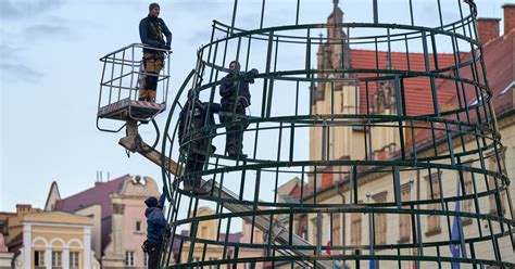 Ale B Dzie Pi Knie Ro Nie Choinka Bo Onarodzeniowa W Rynku Zdj Cia