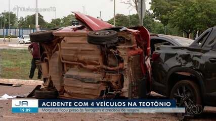 Motorista perde o controle da direção atinge quatro carros em