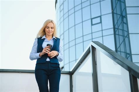 Retrato De Un Mujer De Negocios Utilizar Un Tel Fono Celular