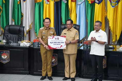 Penjabat Bupati Bekasi Dani Ramdan Terima Penghargaan Insentif Fiskal