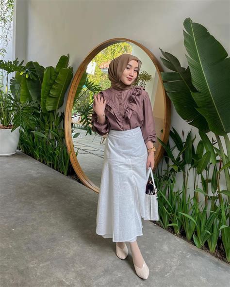 Ide Styling Rok Putih Ala Thafanya Sabila Menawan