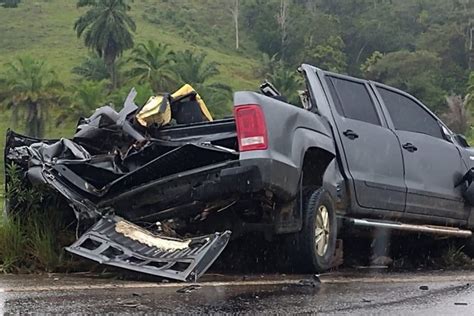 Tragédia no Sul Baiano batida entre caminhonete e carreta mata quatro