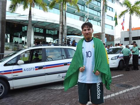 S Sia De Messi Viaja Horas De Nibus Para Conhecer O Craque E Quase