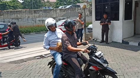 Anies Baswedan Naik Motor Ke Baintelkam Polri Urus SKCK HARIAN MISTAR