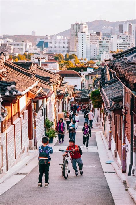 Bukchon Hanok Wioska Stary Tradycyjny Koreańczyka Dom Z Turystą Obraz