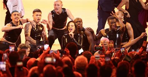 El Cruce Hot Entre Rosal A Y Rauw Alejandro En La Ceremonia De Los Latin Grammy Infobae