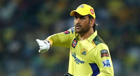 Ms Dhoni Shows A Big Heart Clicks Picture With Chepauk Ground Staff