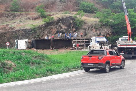 Carreta Transportando Gado Tomba Na Br Di Rio Do Rio Doce