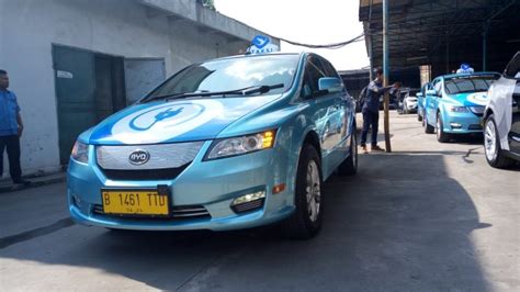 Berapa Tarif Taksi Listrik Bluebird Tesla Model X Dan BYD E6