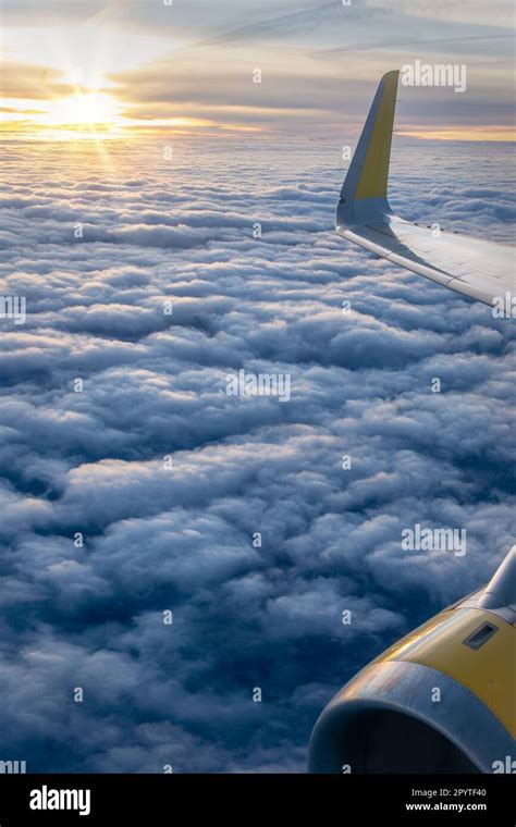 Vue Depuis Une Fen Tre D Avion Sur Une Mer De Nuages Au Coucher Du