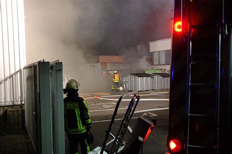 Einsatzkr Fte Bei Brand In Krefeld M Nner Verletzt