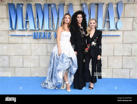 Lily James Cher Y Amanda Seyfried Asistiendo Al Estreno De Mamma Mia