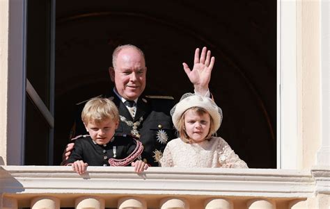 La princesse Gabriella de Monaco coupe les cheveux de son frère John