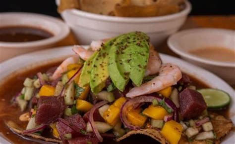 Esta Carreta De Mariscos En Los Mochis Prepara Una Tostada De At N