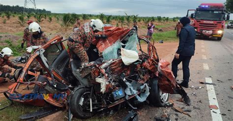 Video Dua Pelajar Maut Kereta Bertembung Lori Treler Buletin Tv