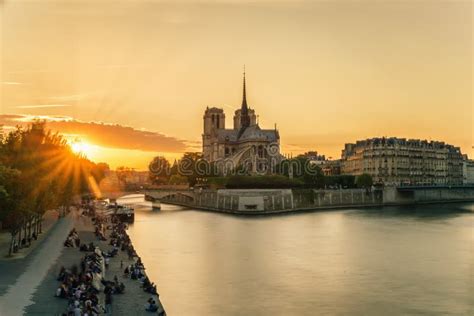 Katedra Notre Dame De Paris Przy Zmierzchem Francja Zdjęcie Stock