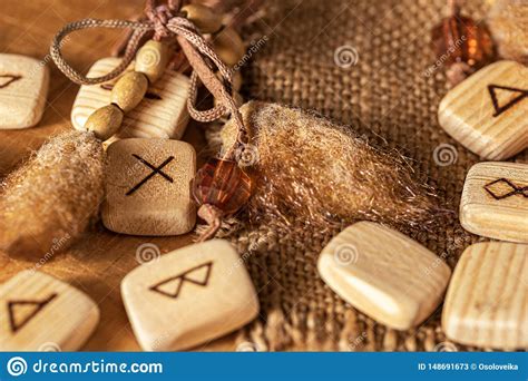 Runas De Madera Escandinavas Hechas A Mano En Un Fondo De Madera Del