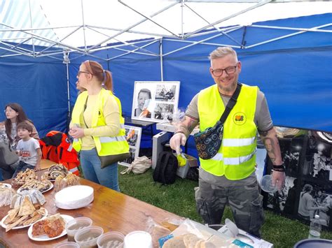 Potrawy wielkanocne można włożyć do koszyka lub kasku Święconki w