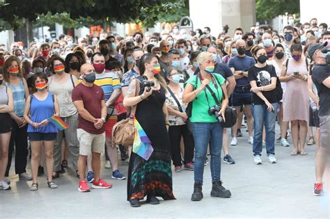 Decenas De Personas Se Concentran En Zaragoza Por El Asesinato De