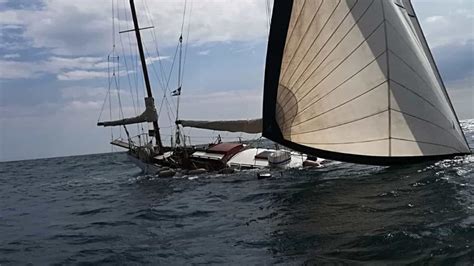 Affonda Una Barca A Vela D Epoca Salvati I Due Naufraghi In Bal A Del Mare