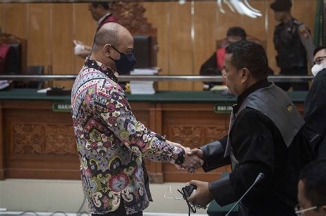 Hotman Paris Bersyukur Teddy Minahasa Tak Dihukum Mati Kumparan