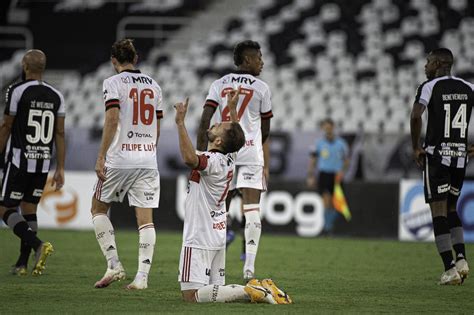 Flamengo vence o Botafogo e segue na briga pela ponta do Brasileirão