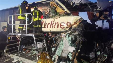 Incidente In A Tra Un Pullman Di Turisti E Un Tir Feriti Di Cui