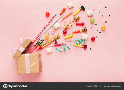 Fondo fiesta de cumpleaños con regalo y piruletas fotografía de stock