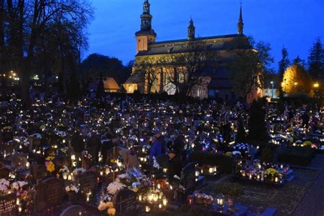 Dzień Zaduszny 2023 w Kartuzach Procesja na dolny cmentarz z udziałem