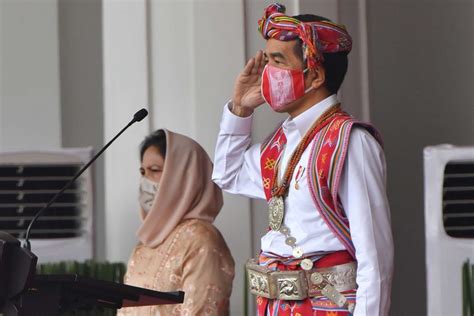 Foto Jokowi Ungkap Makna Pakaian Adat Yang Dikenakan Saat Peringatan