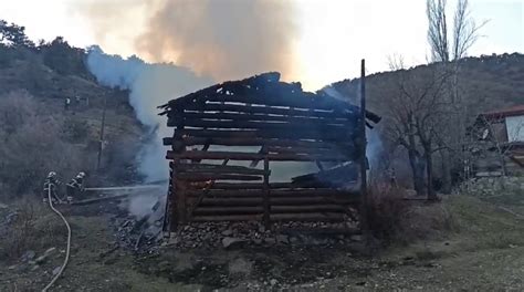 Kastamonu da müstakil ev ve iki samanlık alev alev yandı