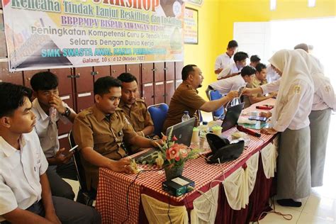 Penyerahan Dokumen Kependudukan Pelayanan Program Inovasi Go To School