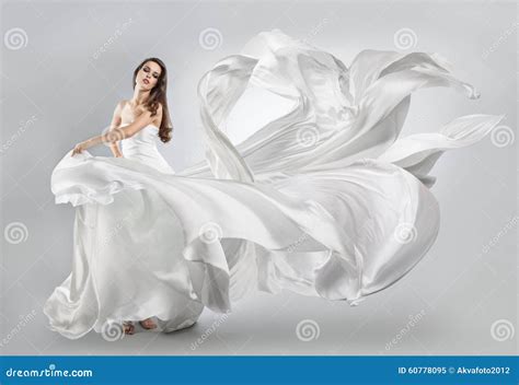 Chica Joven Hermosa En Vestido Blanco Que Vuela Imagen De Archivo