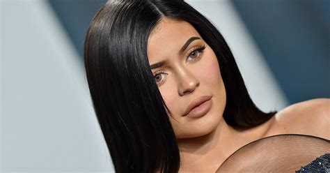 Kylie Jenner Shares Selfie With Real Hair And Minimal Makeup Teen Vogue