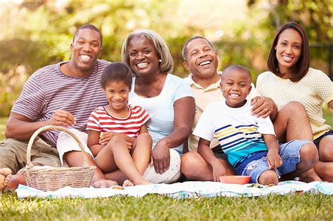 Familia De Varias Generaciones Disfrutando Juntos De Un Picnic En El