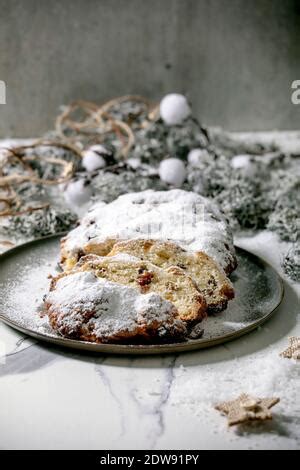 Christstollen auf weißem Hintergrund Traditionelle Weihnachten