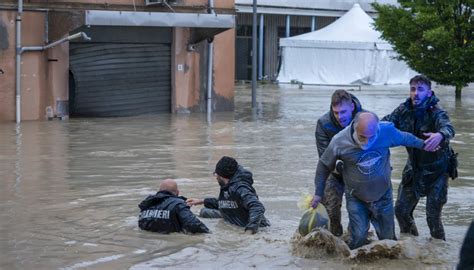 Esondano I Fiumi Marzeno E Lamone A Faenza Per Il Maltempo Allagato Il