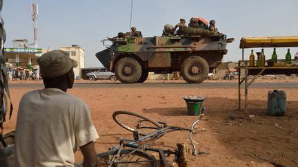 Mali L armée française progresse sur la route du nord